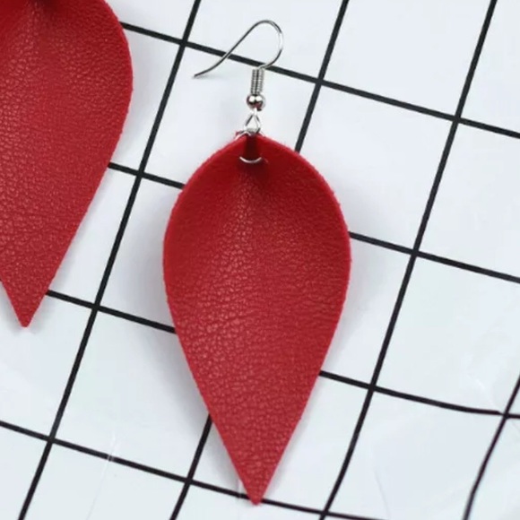 ✨RED LEATHER LEAF SHAPED EARRINGS-VEGAN-NEW✨DROP - Picture 2 of 6